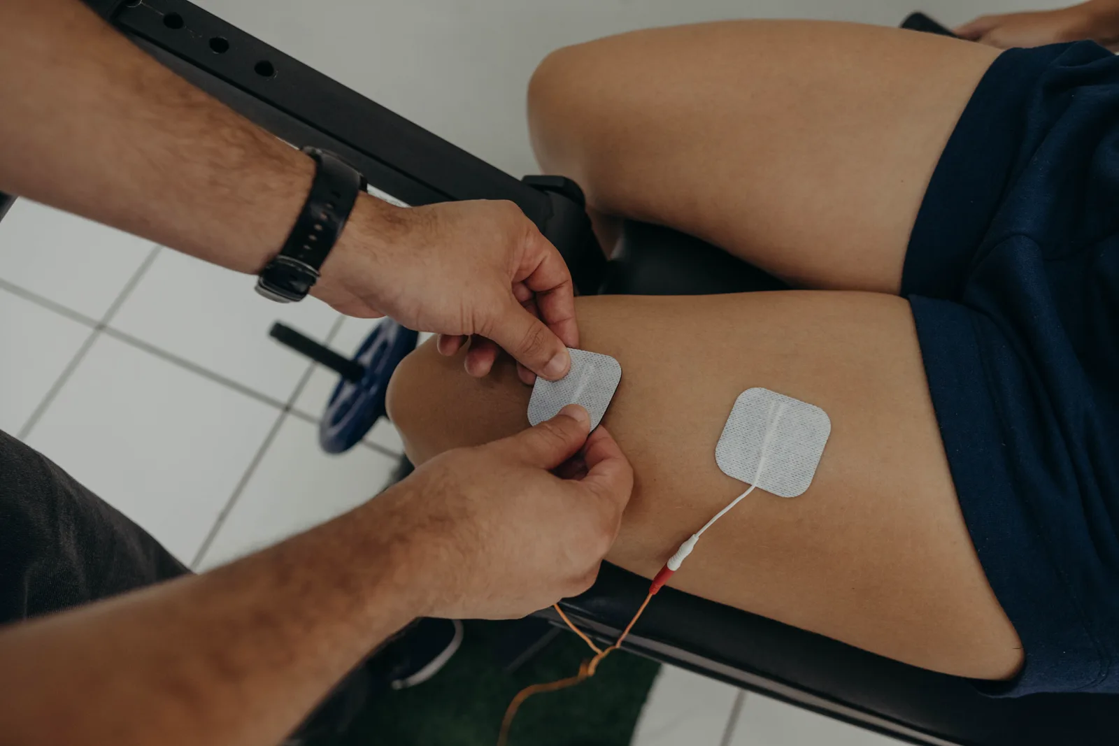 Aplicação de eletroestimulação na Clínica FisioLeve