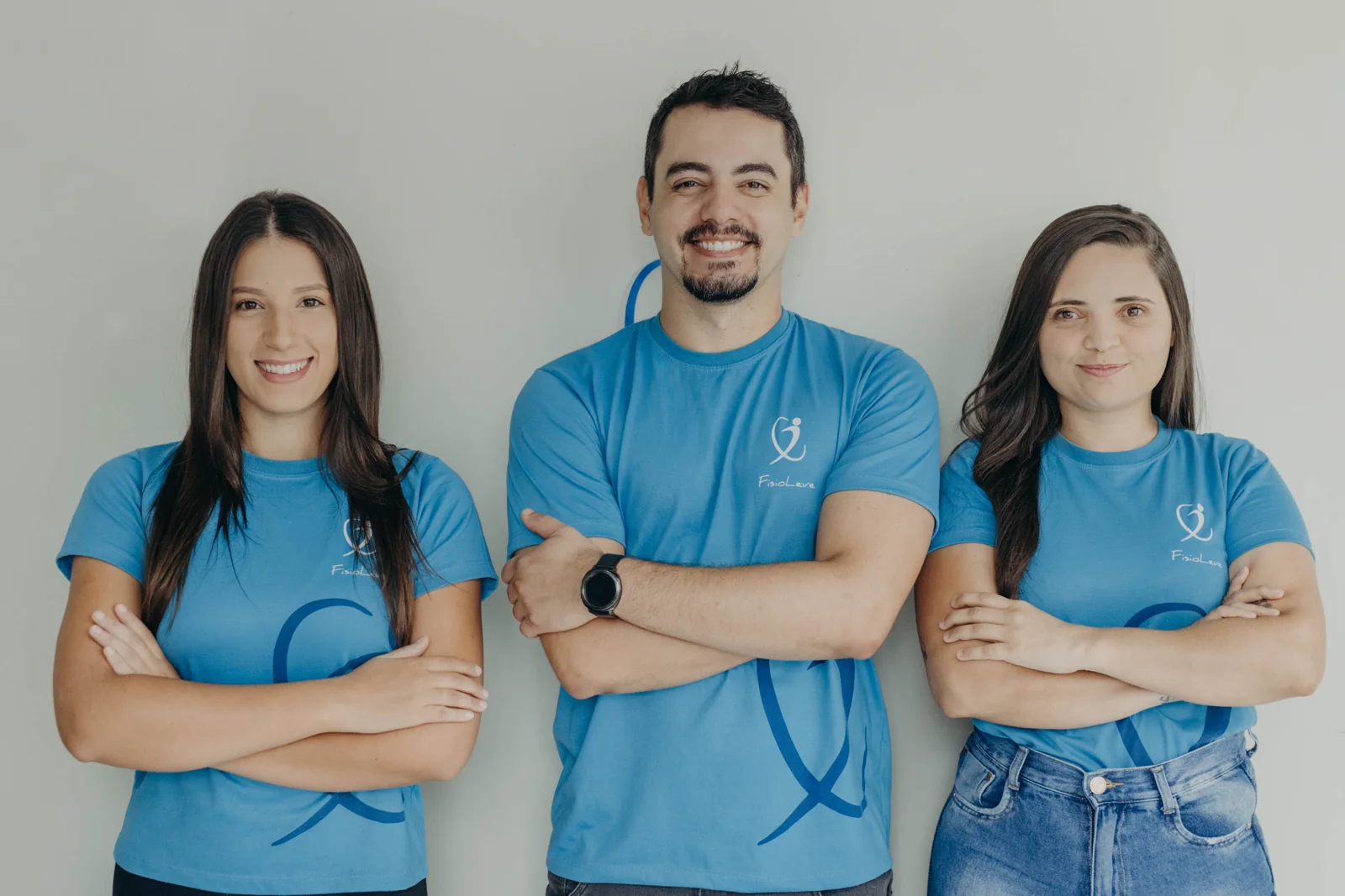 Equipe de fisioterapeutas da Clínica FisioLeve, em Maringá