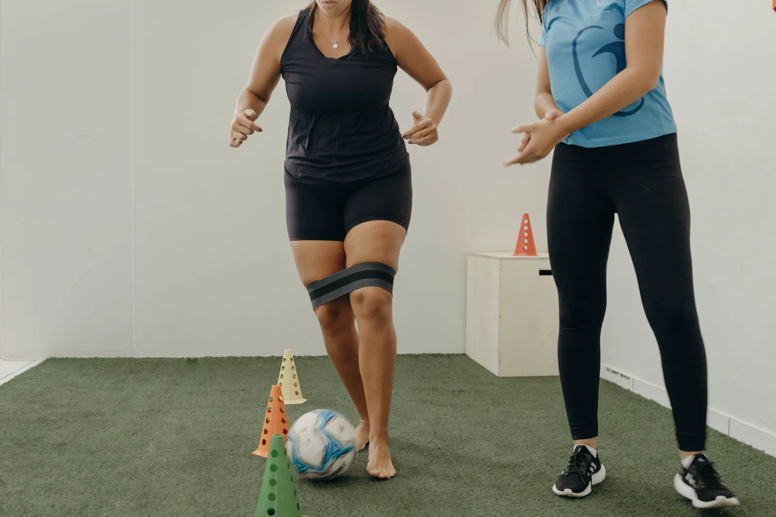 Treino funcional com cones e bola, na Clínica FisioLeve