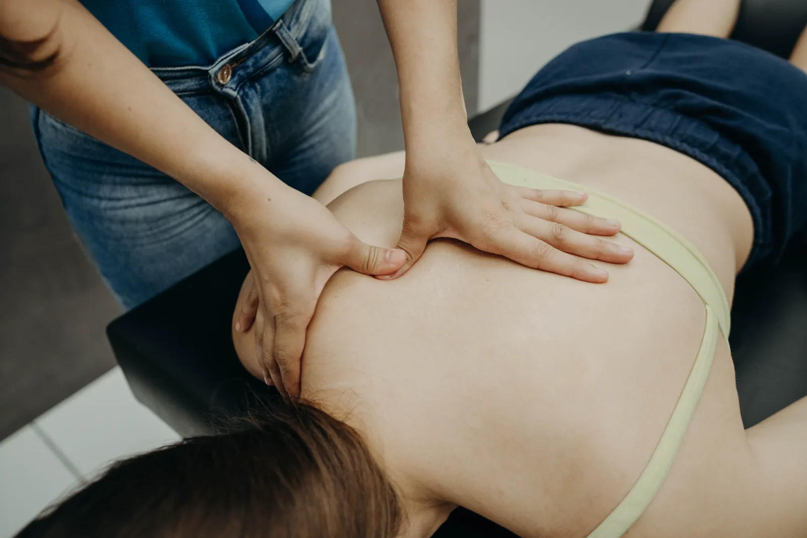 Terapia manual na região das costas, na Clínica FisioLeve